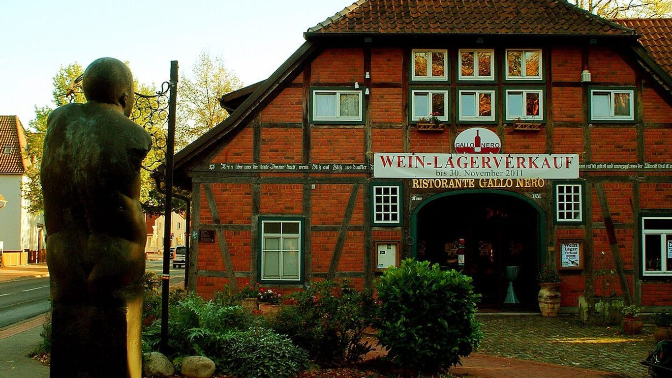 Hanebuths Geburtshaus in Groß-Buchholz: Davor die umbenannte Skulptur „Hanebuths letztes Opfer“