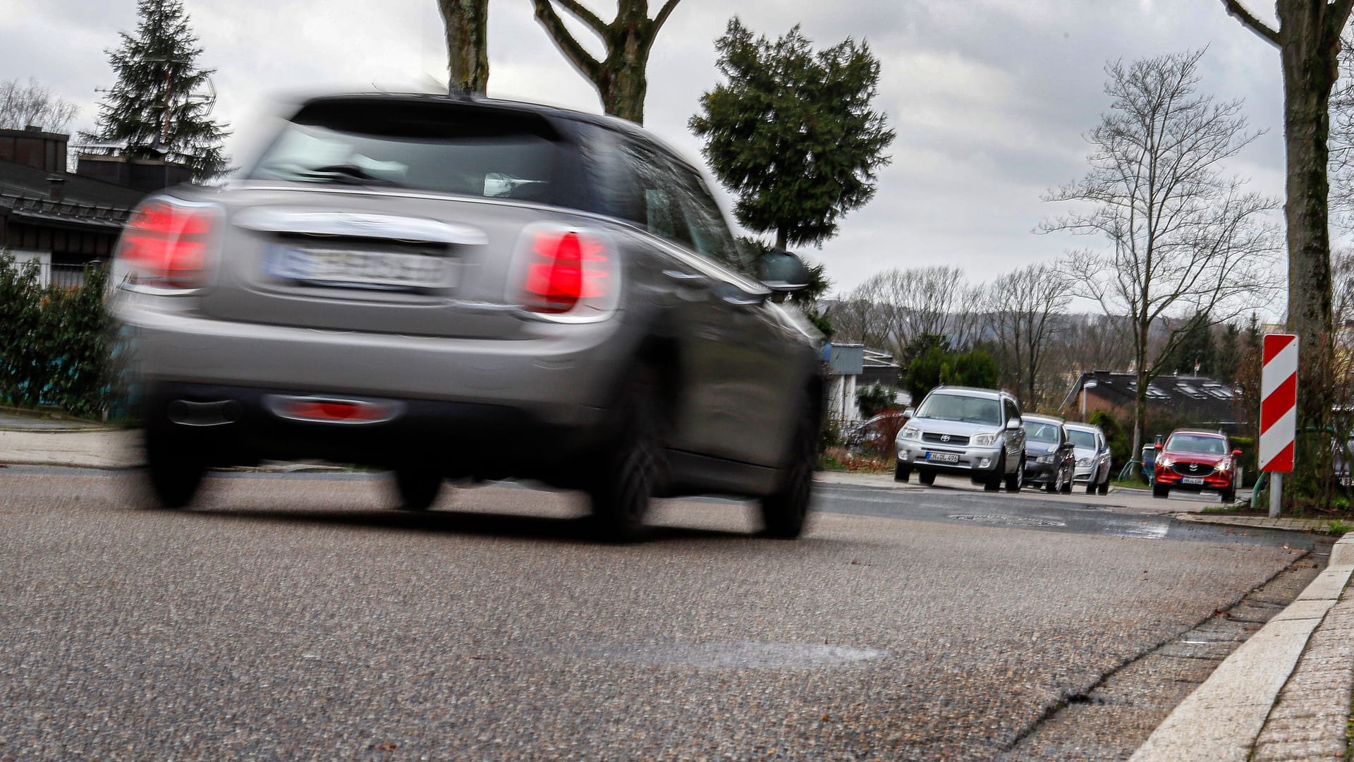 Autofahren an einem kalten Frühlingstag: Wenn es die Verhältnisse erfordern, müssen Winterreifen am Auto sein.