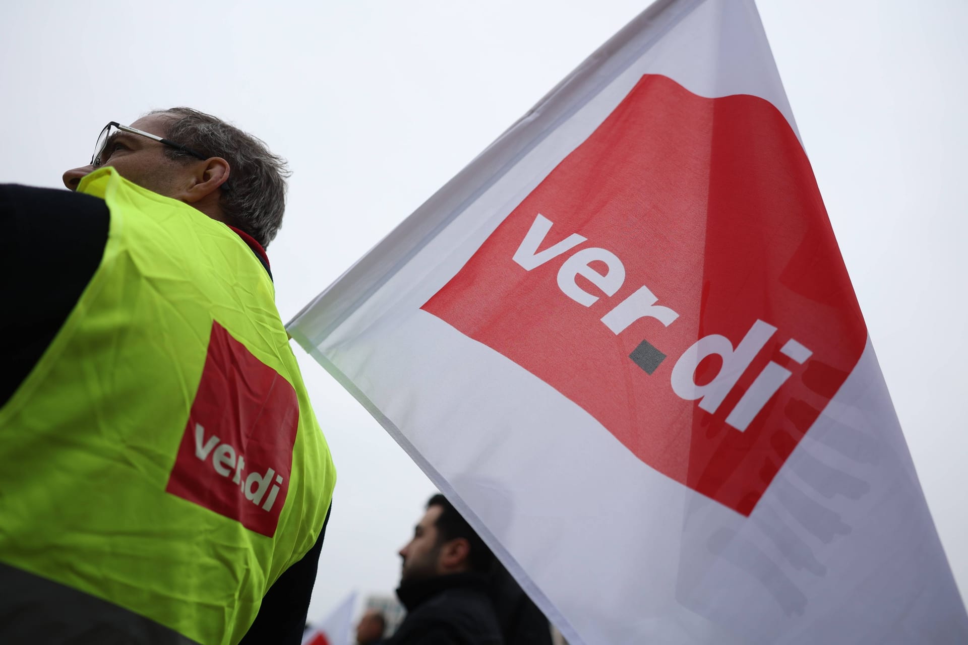 Fahnen mit dem Logo der Verdi bei einer Kundgebung am Flughafen. Warnstreik der Gewerkschaft ver.di am 14. März 2024 am Flughafen Berlin Brandenburg BER . Die Beschäftigten, die in der Fluggastkontrolle, in der Personen- und Warenkontrolle, der Frachtkontrolle und in Servicebereichen tätig sind rufen im Rahmen eines bundesweiten Streiks am Donnerstag, 14. März 2024, zu einem ganztägigen Streik auf. Streik am Flughafen Berlin Brandenburg