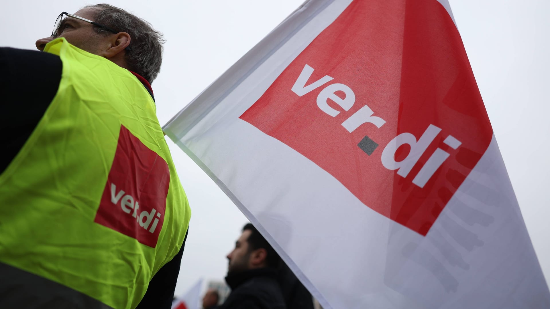 Fahnen mit dem Logo der Verdi bei einer Kundgebung am Flughafen. Warnstreik der Gewerkschaft ver.di am 14. März 2024 am Flughafen Berlin Brandenburg BER . Die Beschäftigten, die in der Fluggastkontrolle, in der Personen- und Warenkontrolle, der Frachtkontrolle und in Servicebereichen tätig sind rufen im Rahmen eines bundesweiten Streiks am Donnerstag, 14. März 2024, zu einem ganztägigen Streik auf. Streik am Flughafen Berlin Brandenburg