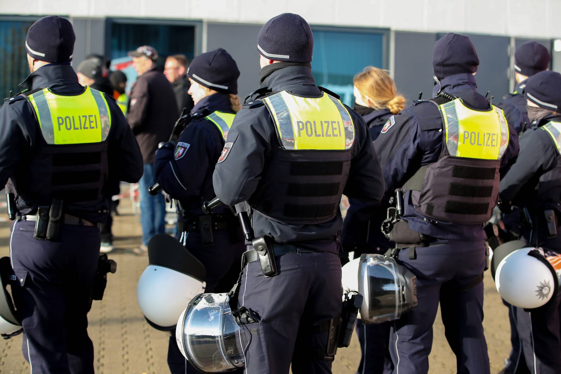 Polizeibeamte im Einsatz (Symbolfoto): In Neustadt am Rübenberge kam es am Donnerstag zu einer Bluttat.