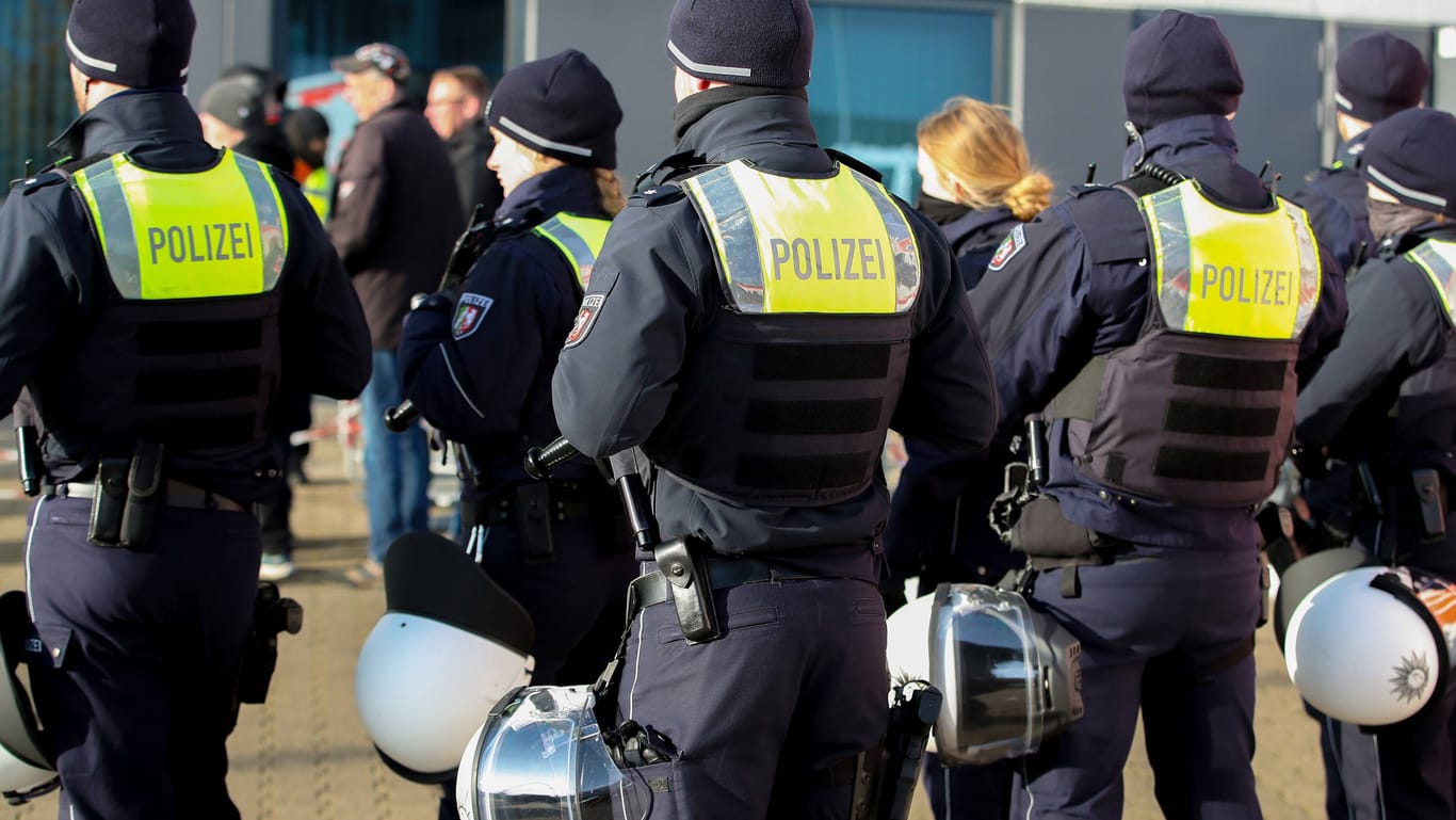 Polizeibeamte im Einsatz (Symbolfoto): In Neustadt am Rübenberge kam es am Donnerstag zu einer Bluttat.