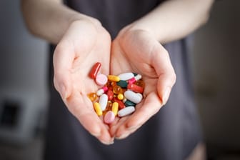 Eine Handvoll Medikamente: Nicht nur für Unterscheidbarkeit haben sie unterschiedliche Farben.