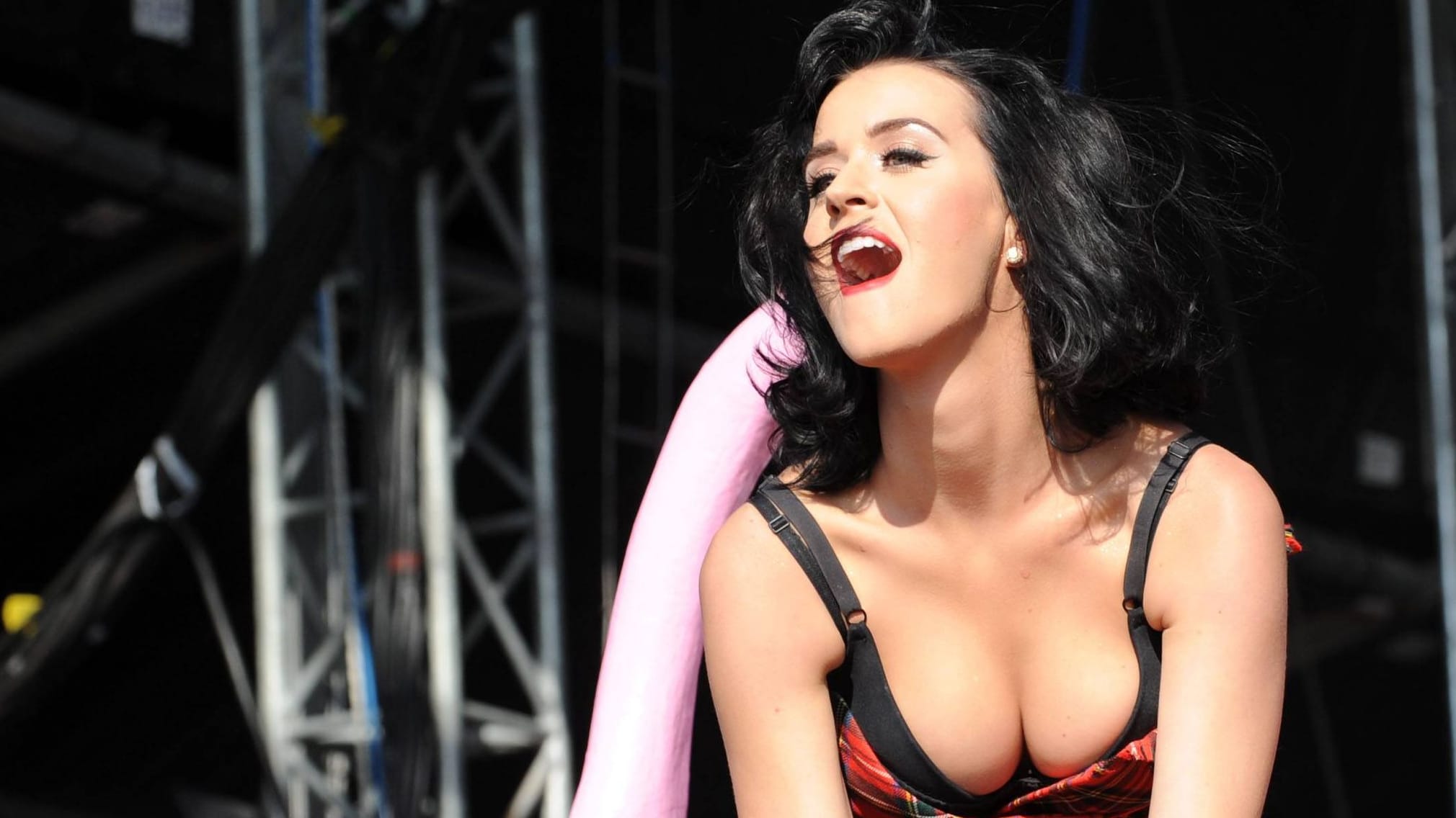 Katy Perry in TV-Show fast oben ohne: Sängerin muss ihr Dekolleté festhalten