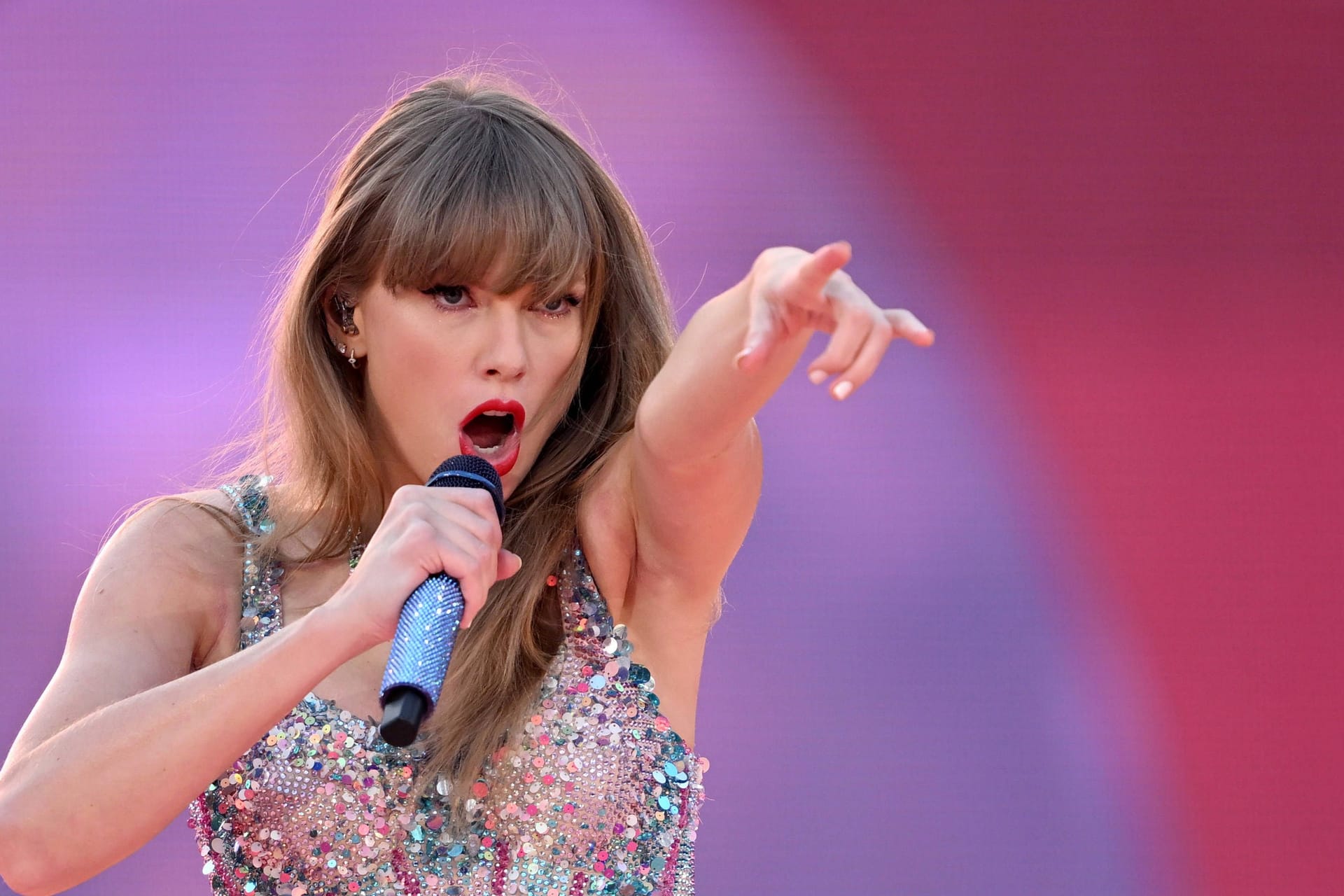 Taylor Swift während eines Konzerts (Archivbild): Mit ihrer Eras Tour kommt der Megastar auch nach Hamburg.