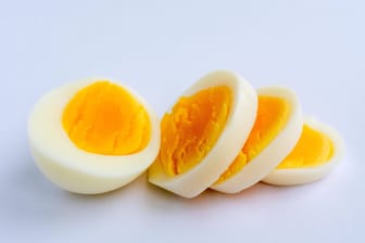 Eiweiß und Eigelb: Wird ein Ei erhitzt, stockt es und das flüssige Innenleben wird fest.