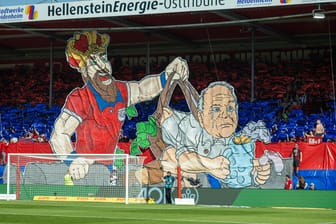 Uli Hoeneß (r.) wird vom Heidenheimer Heiden zum Weinen gebracht: Die Choreo des Bundesliga-Aufsteigers hatte es in sich.