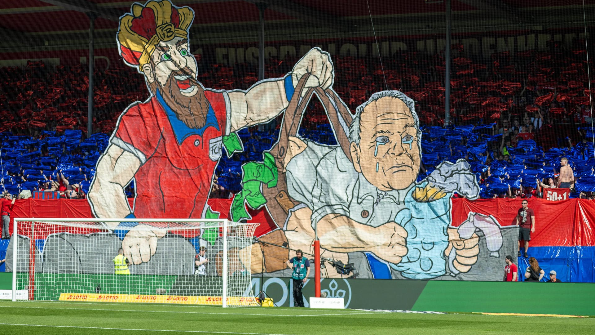 Uli Hoeneß (r.) wird vom Heidenheimer Heiden zum Weinen gebracht: Die Choreo des Bundesliga-Aufsteigers hatte es in sich.