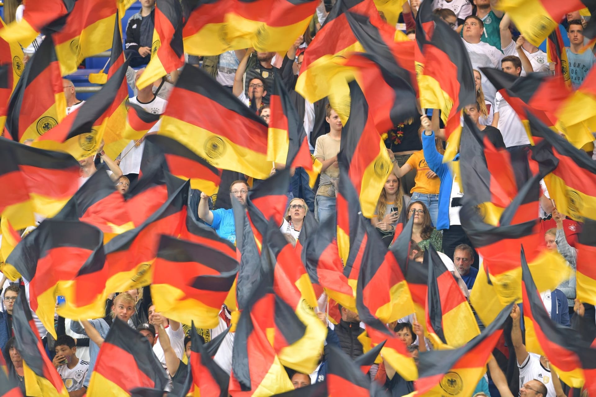 Deutschlandfahnen im Stadion