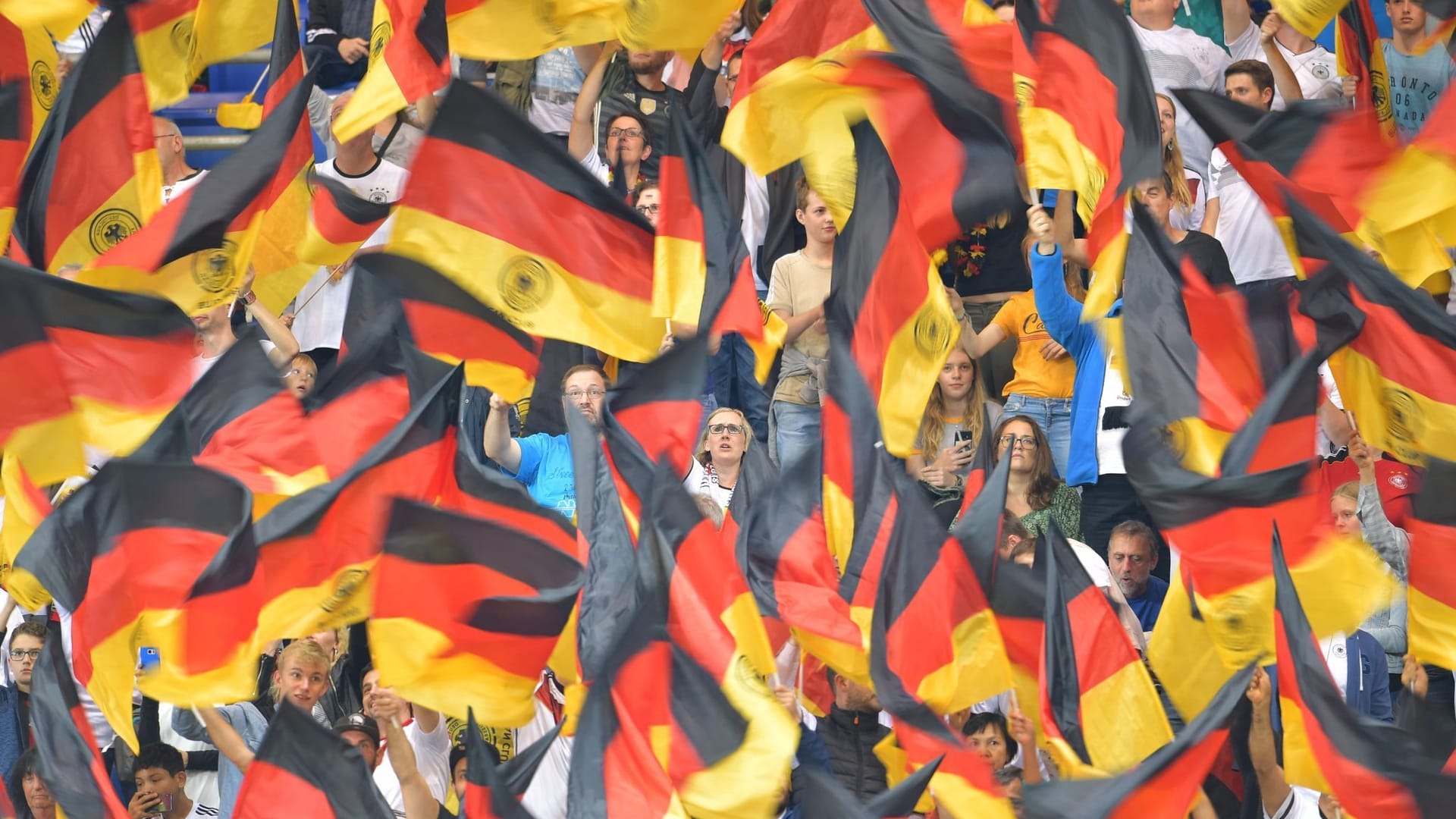 Deutschlandfahnen im Stadion