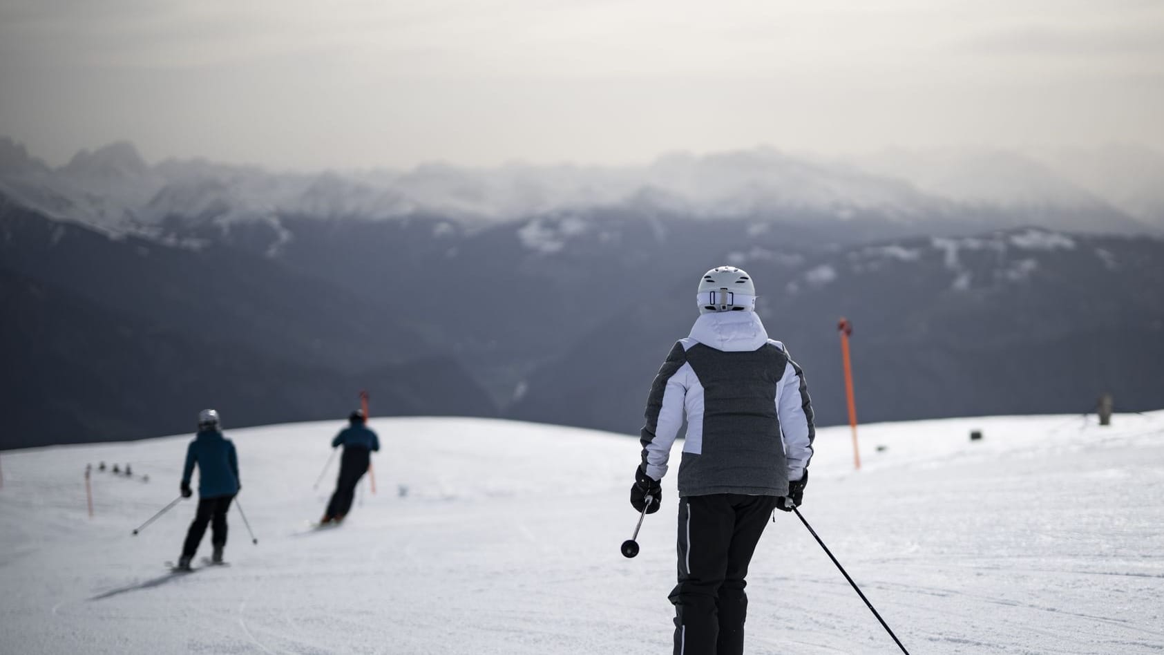 Ein Skifahrer in der Schweiz blickt auf den Saharastaub in der Luft: Ab Mittwoch wird es in Teilen des Landes deutlich kühler.