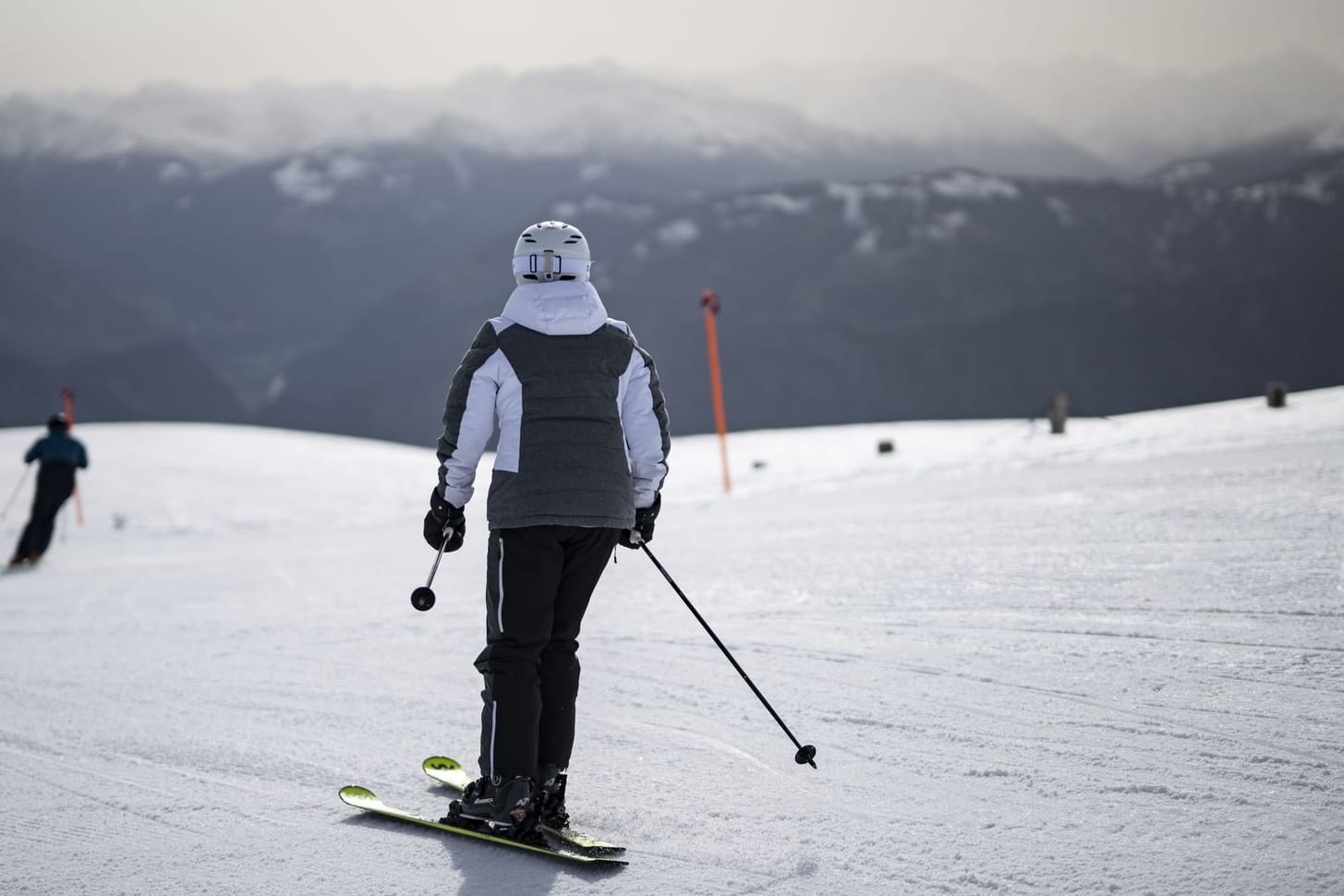 Ein Skifahrer in der Schweiz blickt auf den Saharastaub in der Luft: Ab Mittwoch wird es in Teilen des Landes deutlich kühler.