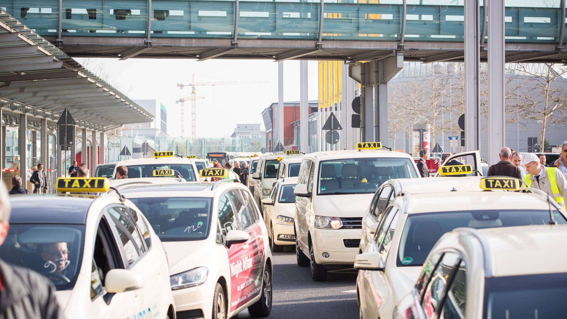 Taxen am Dresdner Flughafen (Symbolfoto): In Dresden ist ein Vergewaltigungsprozess mit einem Urteil zuende gegangen. Taxen am Dresdner Flughafen (Symbolfoto): In Dresden ist ein Vergewaltigungsprozess mit einem Urteil zuende gegangen.