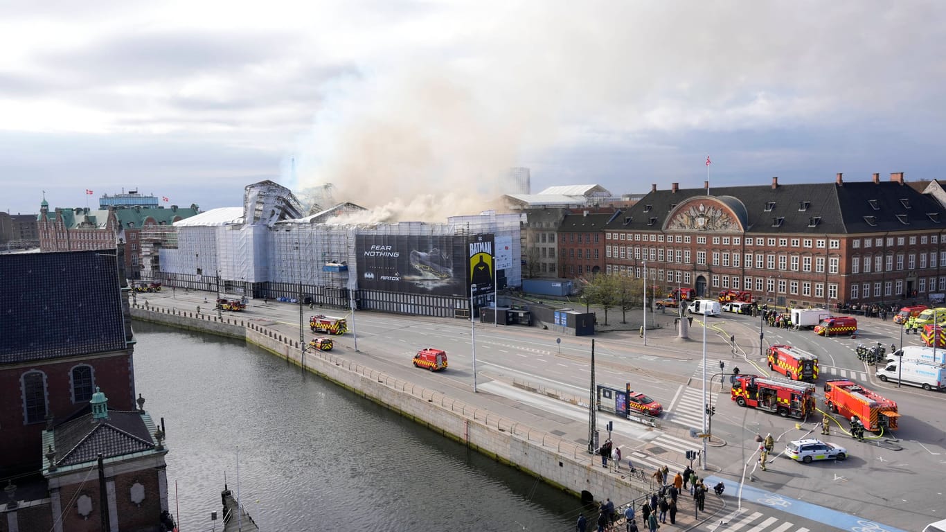 Das brennende Börsengebäude in der Innenstadt von Kopenhagen: Der Turm ist bereits eingestürzt.