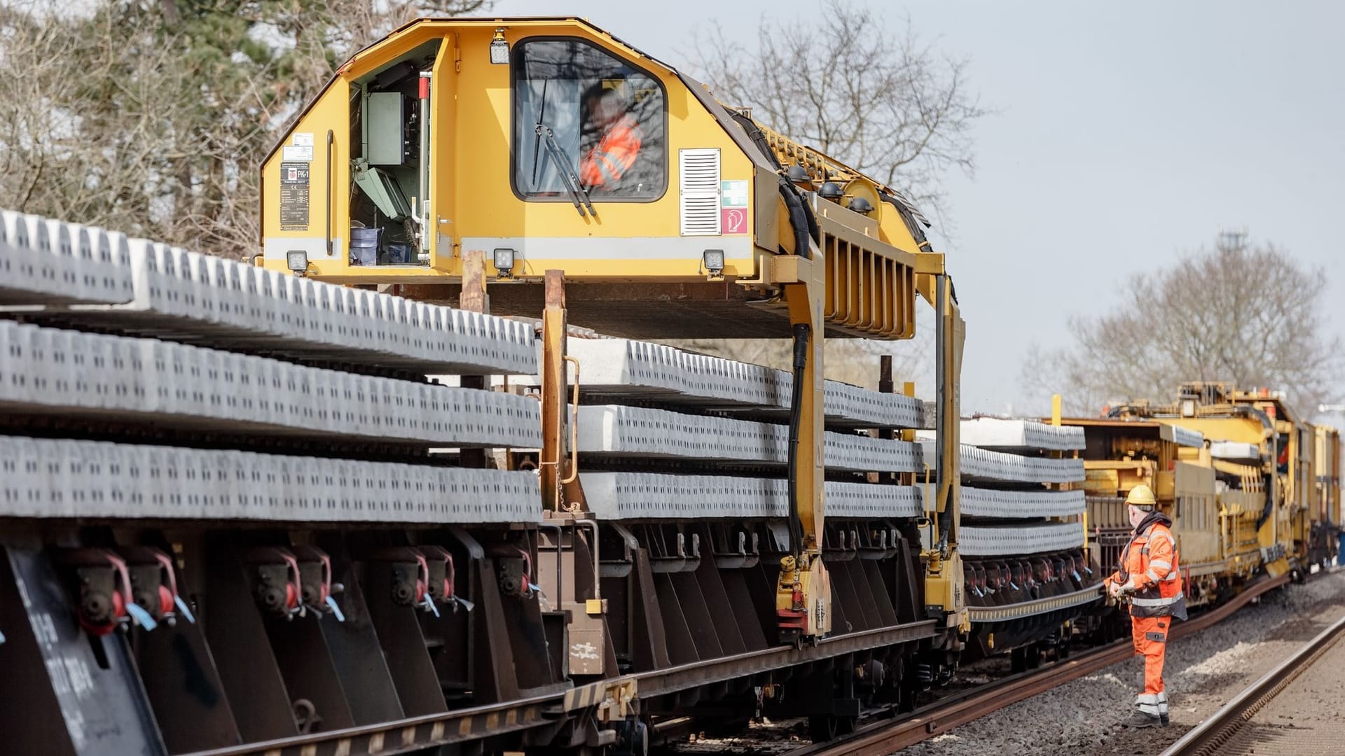 Bahn tauscht Schwellen aus