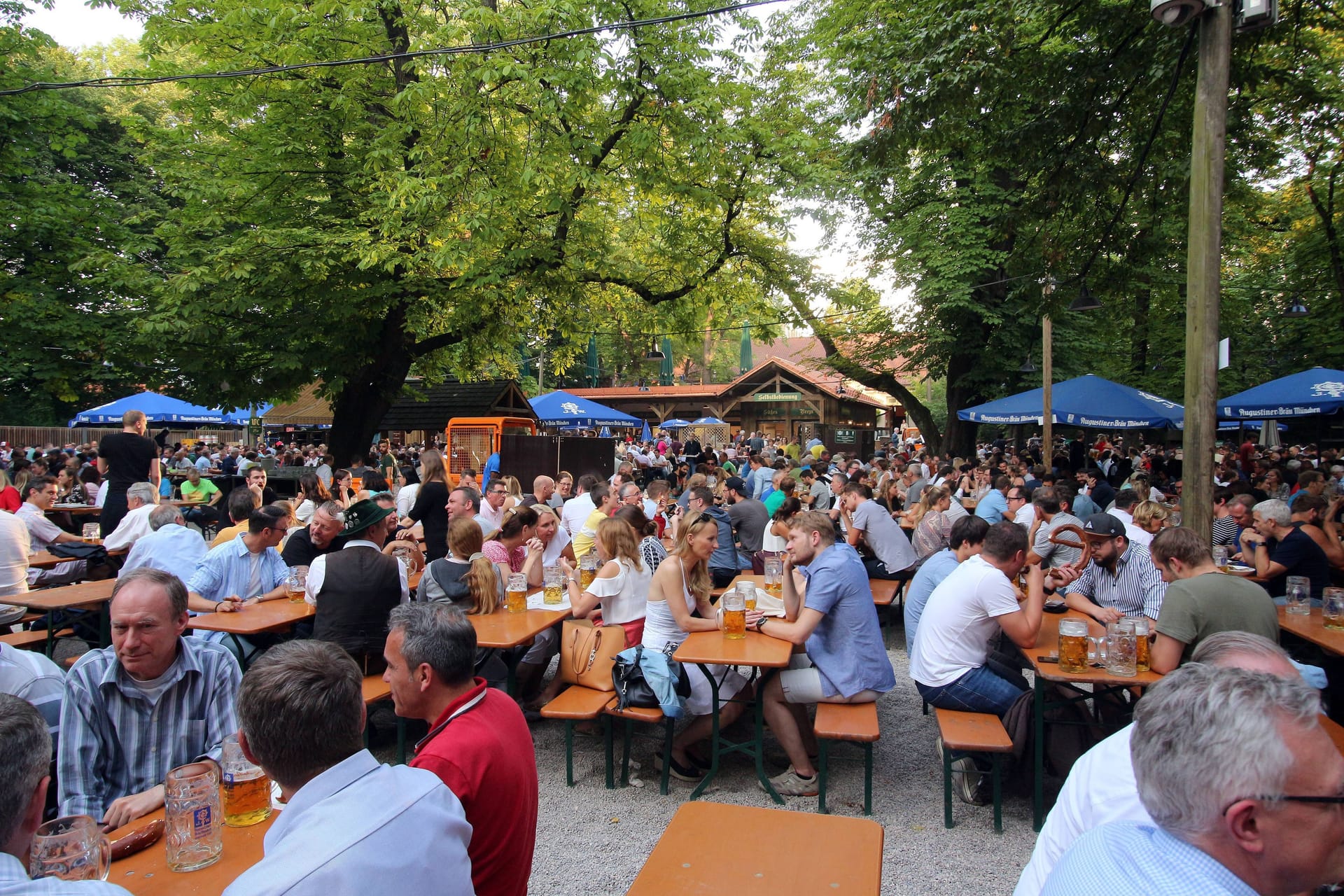 Reges Treiben im Biergarten des Augustiner-Kellers (Archivbild): Doch für Kiffer heißt es – "Wir müssen leider draußen bleiben".