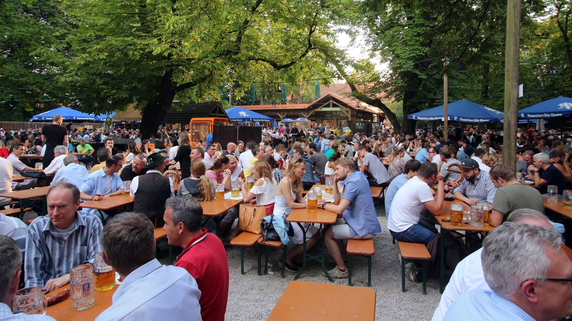 Reges Treiben im Biergarten des Augustiner-Kellers (Archivbild): Doch für Kiffer heißt es – "Wir müssen leider draußen bleiben".