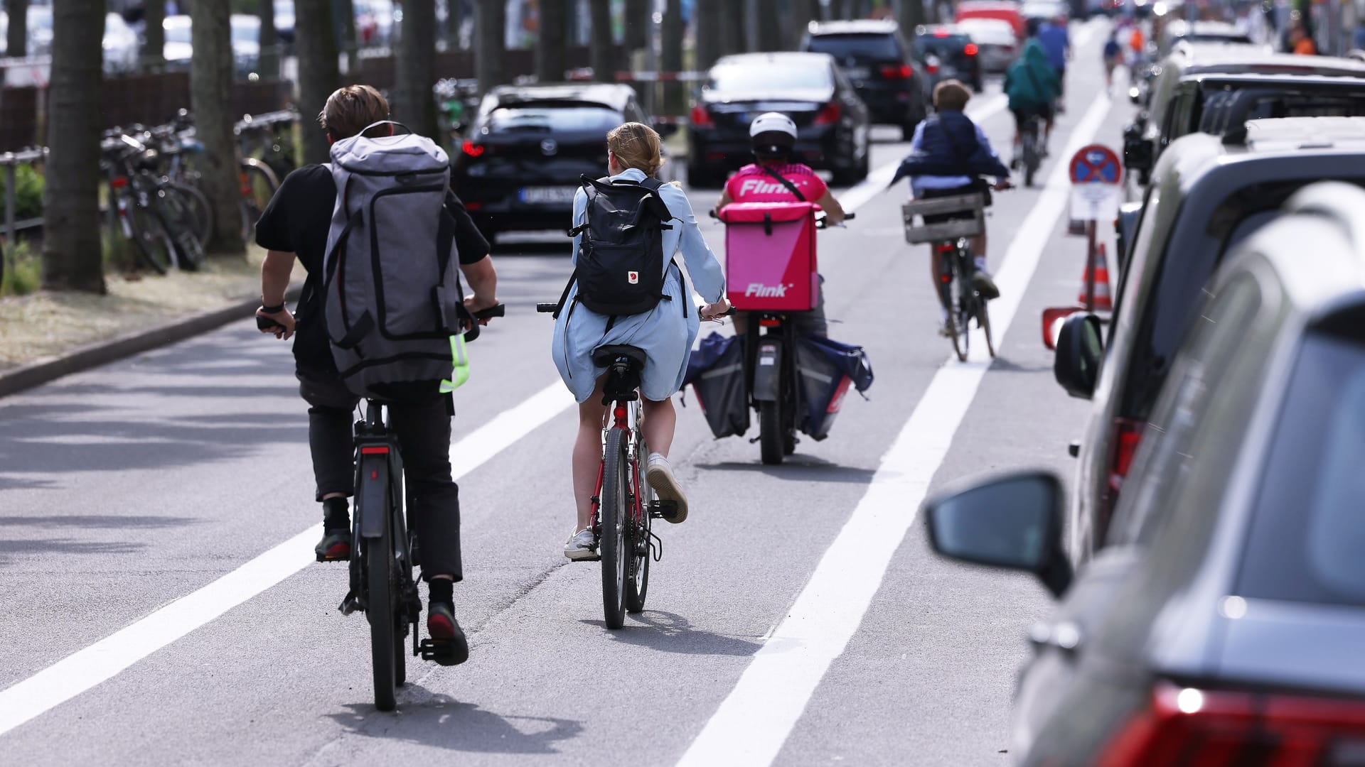 Die Luegallee in Oberkassel (Archivbild): Aus dem Verkehrsversuch soll ein Dauerzustand werden. Die Luegallee in Oberkassel (Archivbild): Aus dem Verkehrsversuch soll ein Dauerzustand werden.