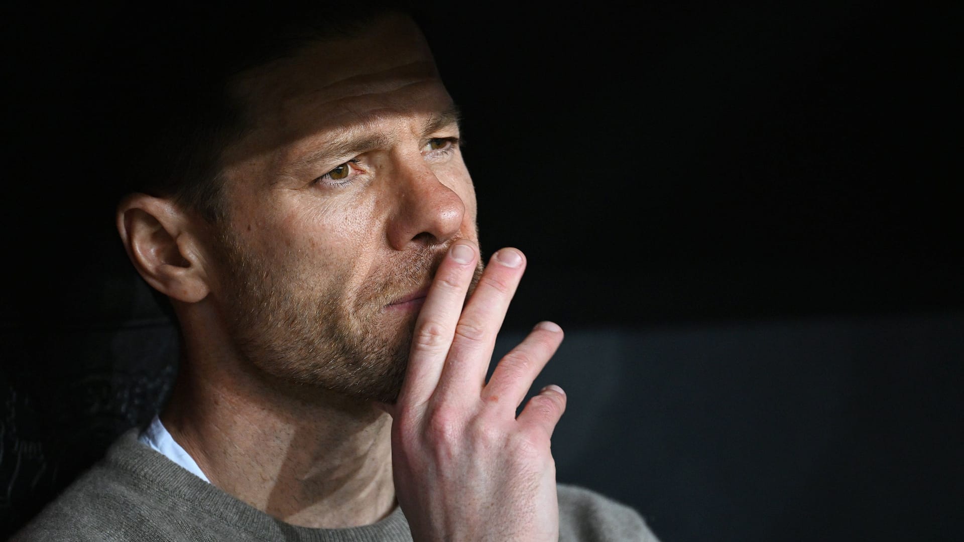 Xabi Alonso grübelt: Ein Platzsturm der Fans am Sonntag könnte dem Klub noch Probleme machen.