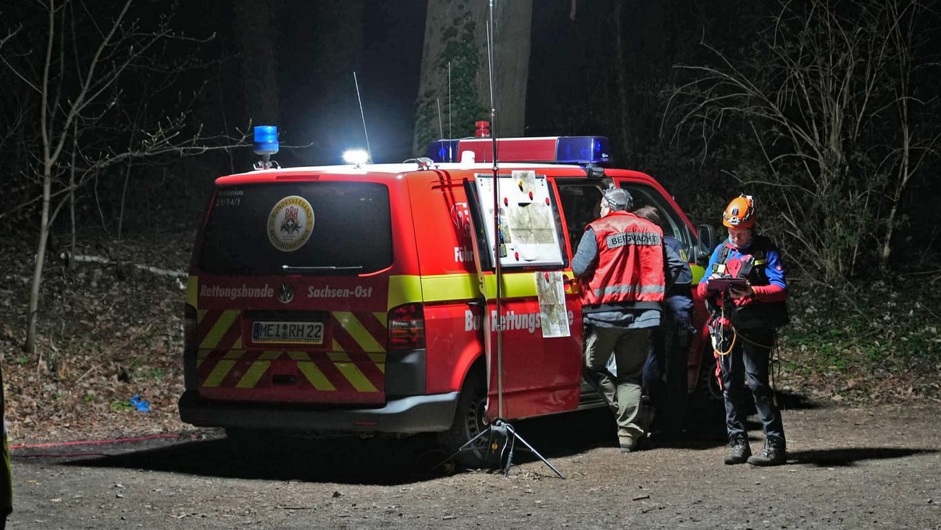 Sachsen, Rathen: Die Einsatzleitung steht am Abend bei der Suche nach einem kleinen Jungen in der Sächsischen Schweiz am Fahrzeug einer Rettungshundestaffel.
