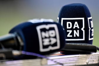 DAZN-Mikrofone (Symbolbild): Der Streamingdienst erhebt schwere Vorwürfe gegen die DFL.