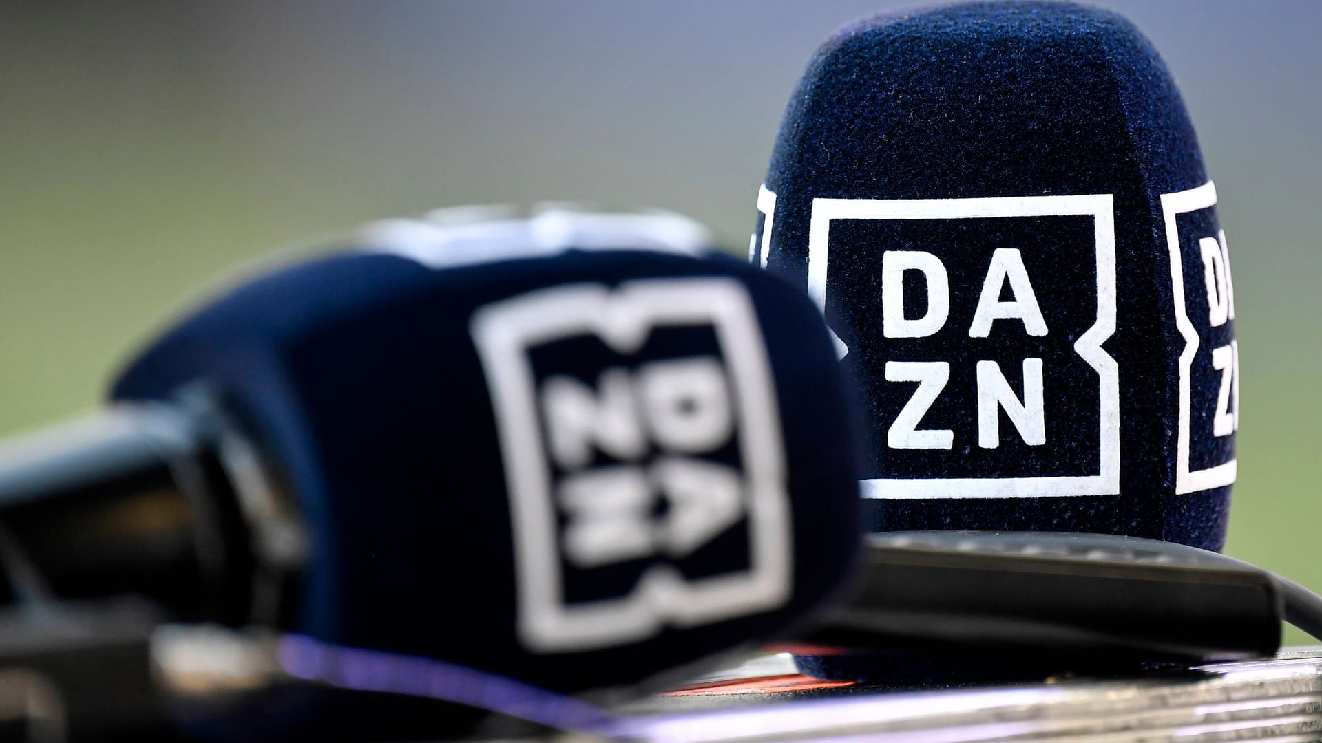 DAZN-Mikrofone (Symbolbild): Der Streamingdienst erhebt schwere Vorwürfe gegen die DFL.