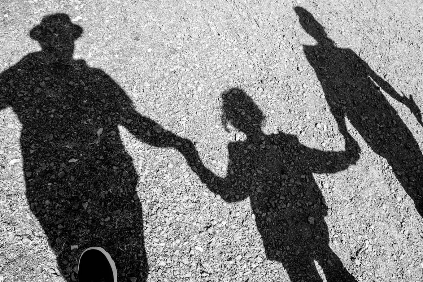 Schatten einer Familie (Symbolbild): Oft kassieren die Männer Geld für die Anerkennung des Kindes.