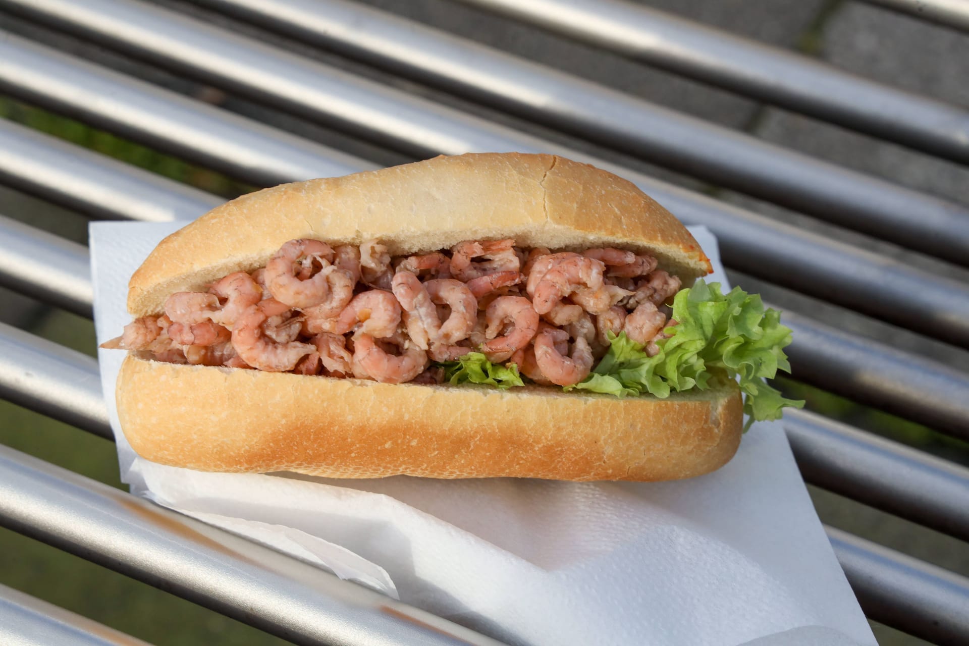 Ein Krabbenbrötchen (Symbolbild): An den Hamburger Landungsbrücken unterscheiden sich die Preise für die Delikatesse stark.