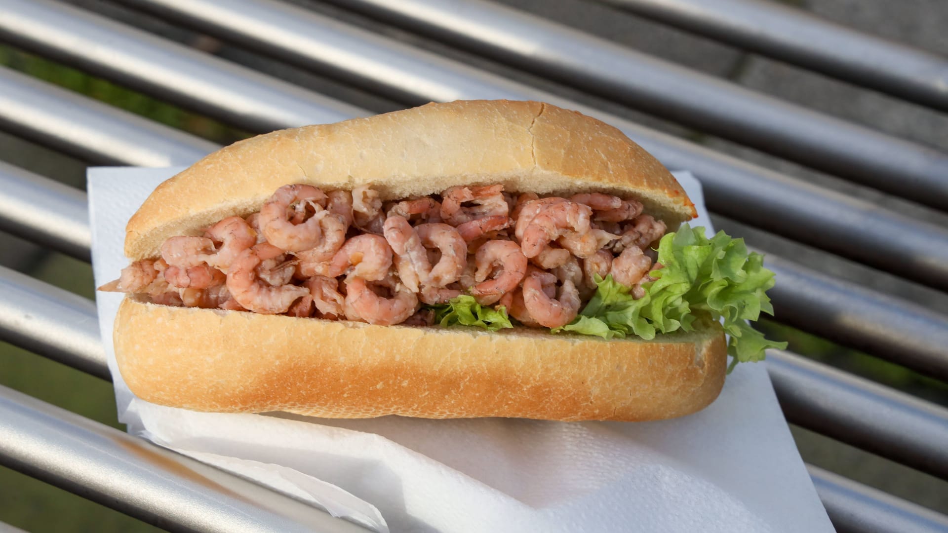 Ein Krabbenbrötchen (Symbolbild): An den Hamburger Landungsbrücken unterscheiden sich die Preise für die Delikatesse stark.