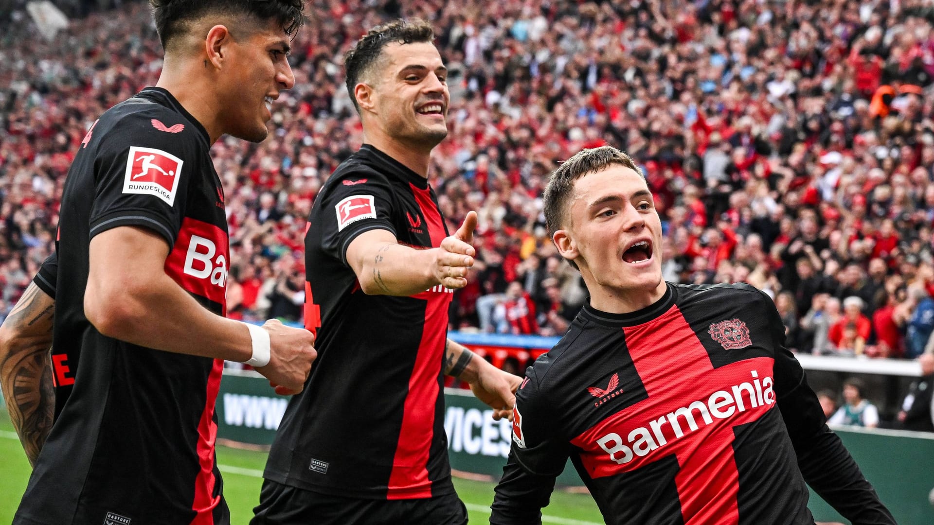 Florian Wirtz (r.) trifft, das Stadion bebt: Bayer Leverkusen ist Deutscher Meister.