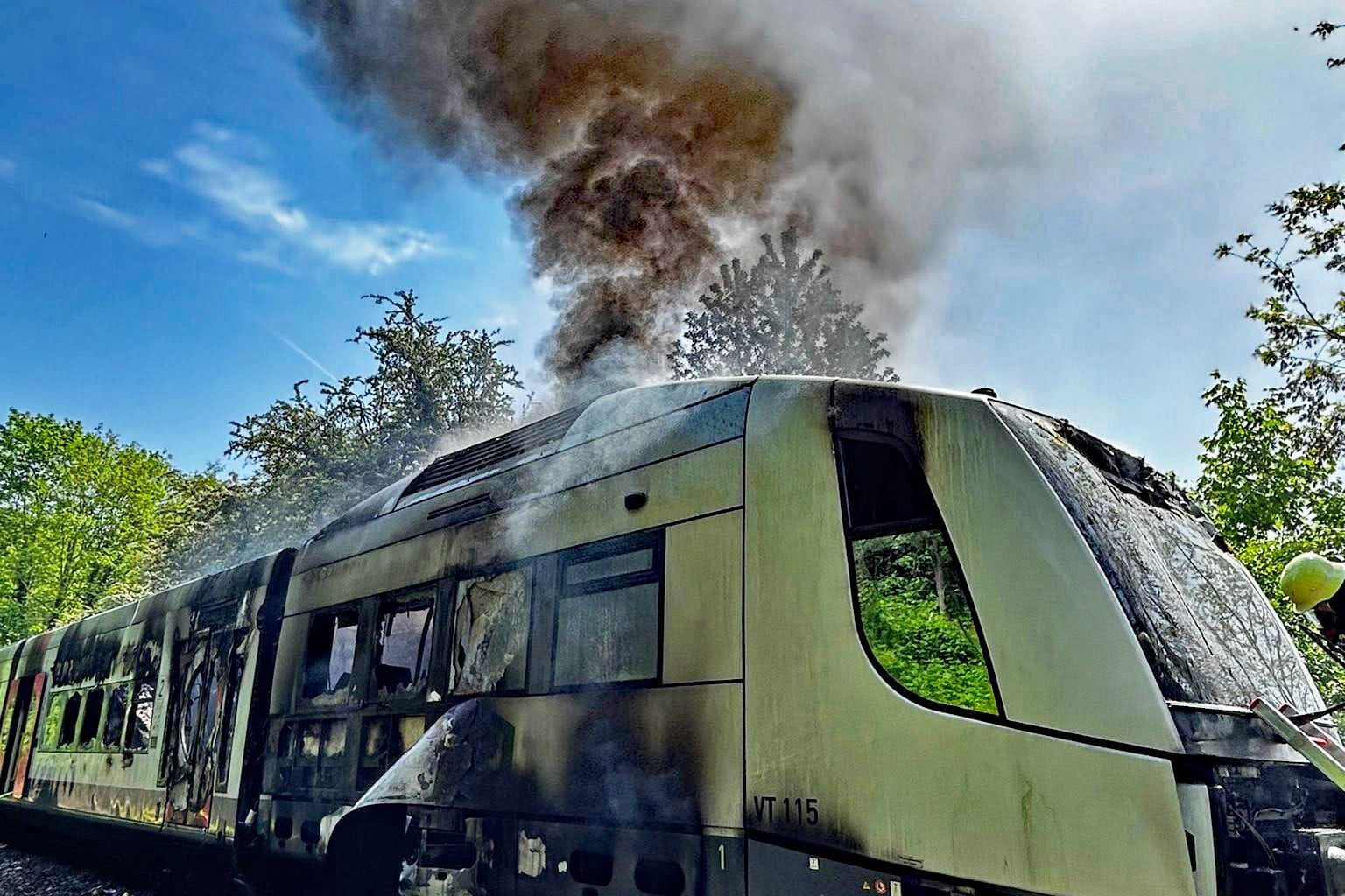 Der Triebwagen der Bahn brannte nahezu vollständig aus.