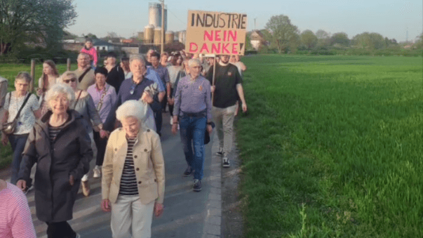 Proteste gegen Pläne eines Gewerbegebiets (Archivbild): Im März starteten die Kundgebungen (Bild), am vergangenen Montag wurde erneut demonstriert. Proteste gegen Pläne eines Gewerbegebiets (Archivbild): Im März starteten die Kundgebungen (Bild), am vergangenen Montag wurde erneut demonstriert.