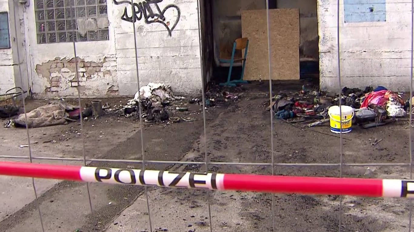 Absperrungen vor der ausgebrannten Lagerstelle eines Obdachlosen in Castrop-Rauxel.