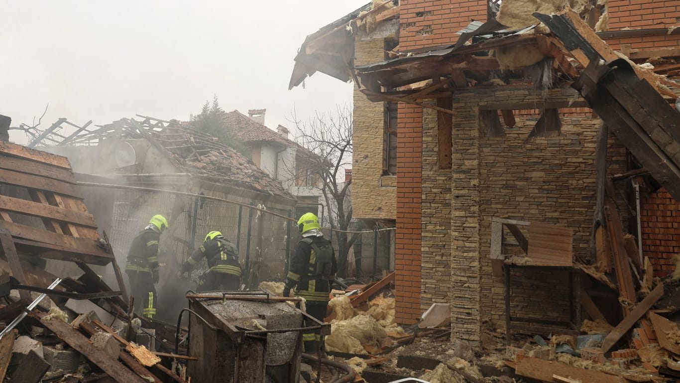 Odessa: Feuerwehrleute beseitigen die Folgen eines Raketenangriffs durch russische Truppen.