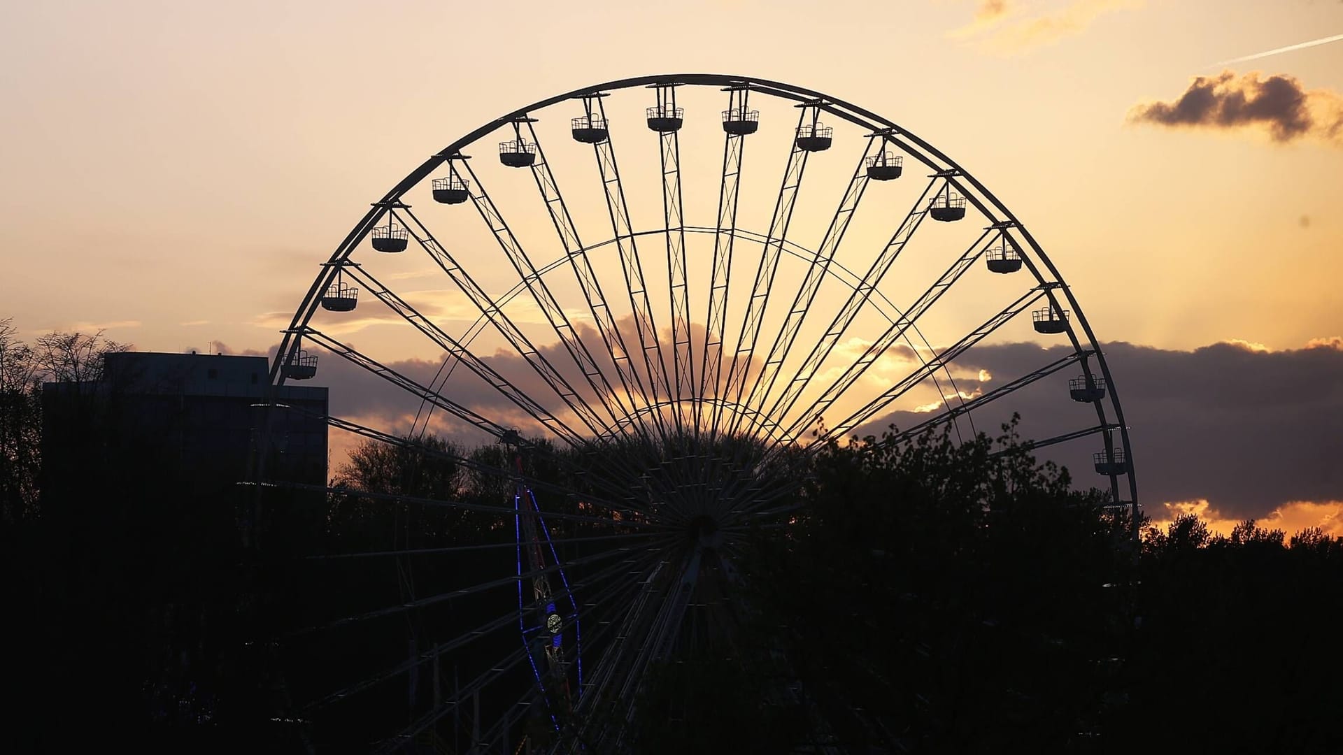 Riesenrad auf dem Frühlingsfest (Archivbild): Schon von Weitem sind einige der Fahrgeschäfte zu sehen.