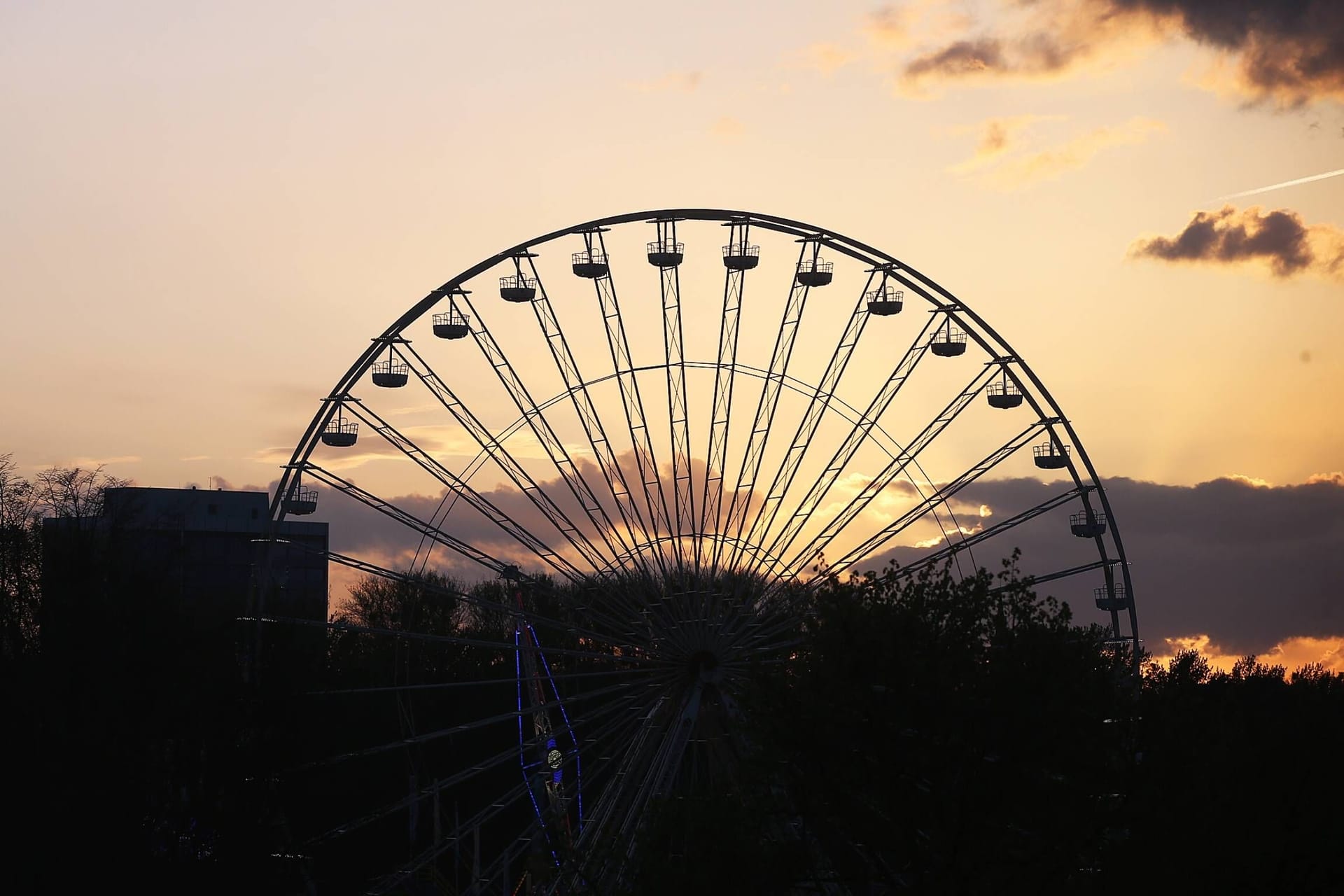 Riesenrad auf dem Frühlingsfest (Archivbild): Schon von Weitem sind einige der Fahrgeschäfte zu sehen.