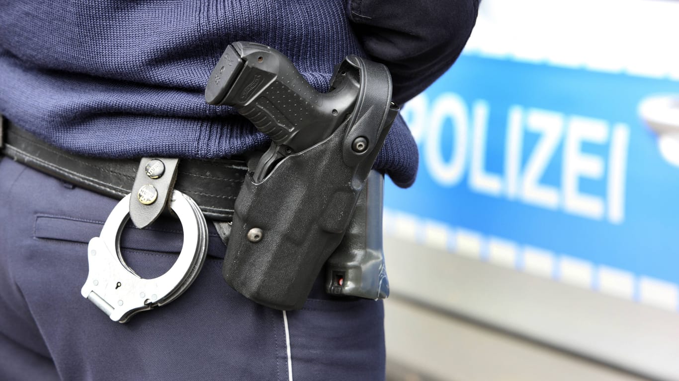 Eine Pistole im Halfter eines Polizisten (Symbolbild):