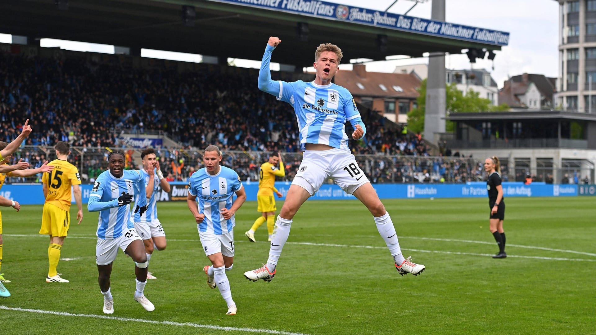 Tim Kloss jubelt über sein erstes Profitor: Der Youngster wurde gegen Saarbrücken zum Matchwinner.