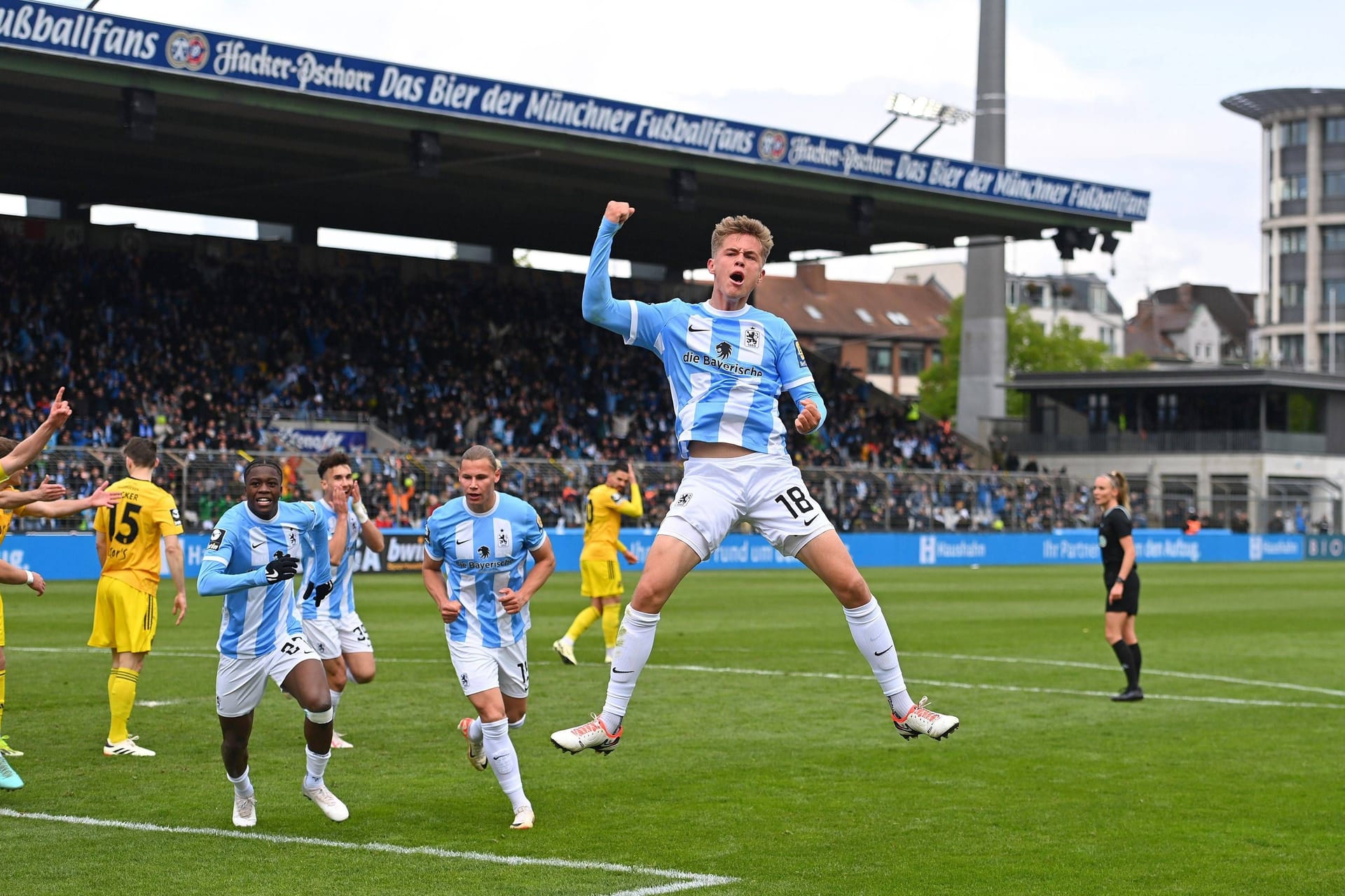 Tim Kloss jubelt über sein erstes Profitor: Der Youngster wurde gegen Saarbrücken zum Matchwinner.