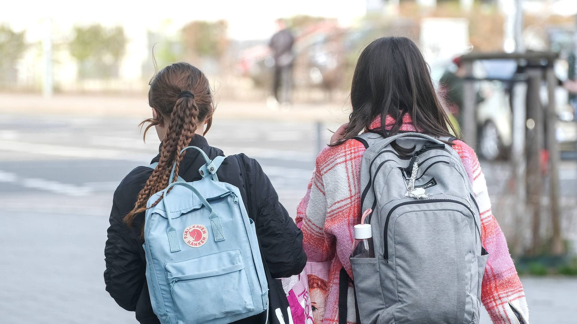 Mädchen auf dem Schulweg (Symbolbild): In einer sächsischen Kleinstadt hat ein Mann Schülerinnen aufgelauert.