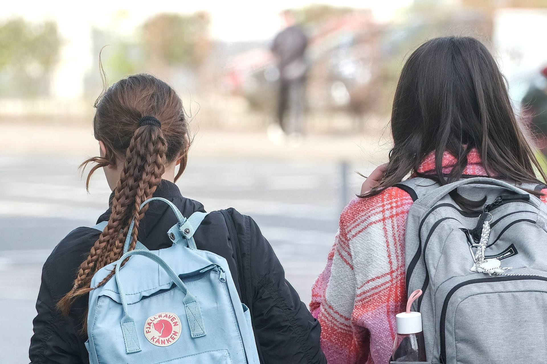 Mädchen auf dem Schulweg (Symbolbild): In einer sächsischen Kleinstadt hat ein Mann Schülerinnen aufgelauert.