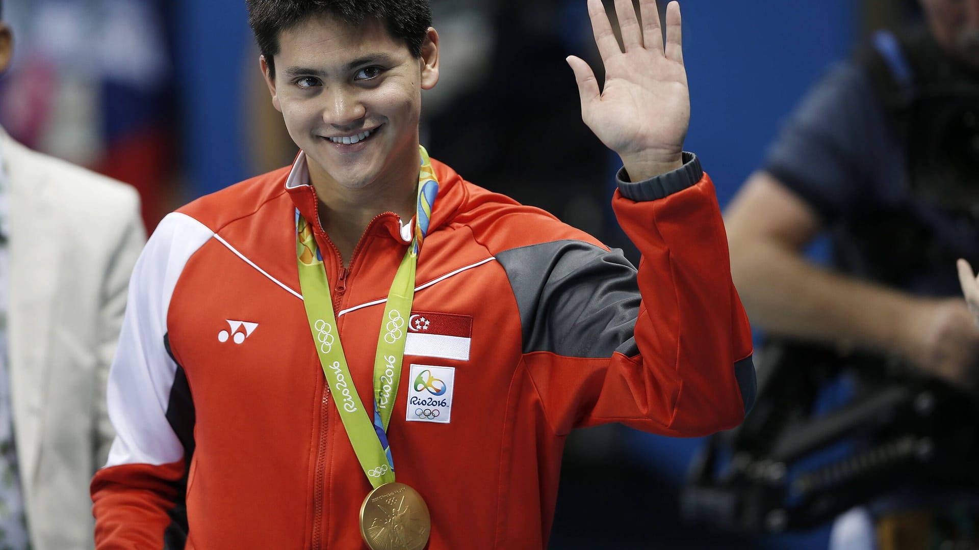 Joseph Schooling mit seiner Goldmedaille in Rio de Janeiro.