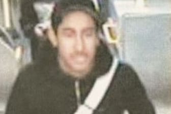 Kameraaufnahmen zeigen den mutmaßlichen Täter beim Laufen durch die S-Bahn. Er soll einem 16-Jährigen mit der Faust ins Gesicht geschlagen haben.