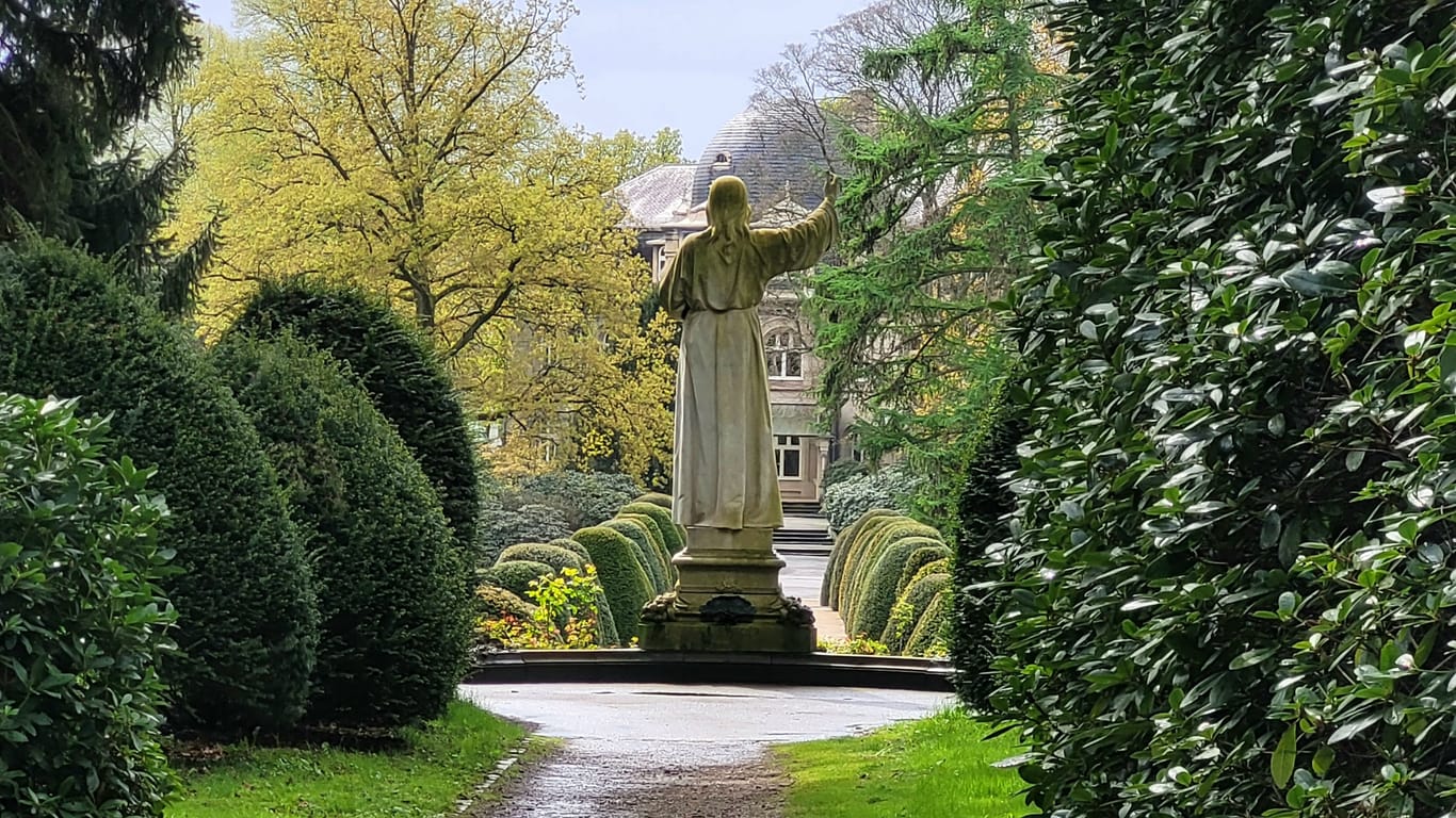 Die Statue "Predigender Jesus" empfängt Besucher am Eingang zum Ohlsdorfer Friedhof. Gefertigt wurde sie aus Marmor im Jahr 1905.