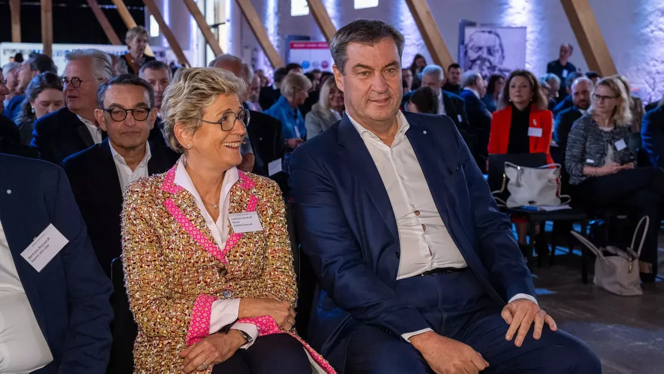 Der Bayerische Ministerpräsident Markus Söder (CSU) mit Unternehmerin Angelique Renkhoff-Mücke bei der Begrüßung am Mittwoch.