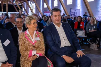 Der Bayerische Ministerpräsident Markus Söder (CSU) mit Unternehmerin Angelique Renkhoff-Mücke bei der Begrüßung am Mittwoch.