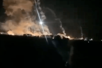 Dieses Video-Standbild soll die Explosionen auf einer irakischen Militärbasis zeigen. Sie soll aus der Luft angegriffen worden sein.