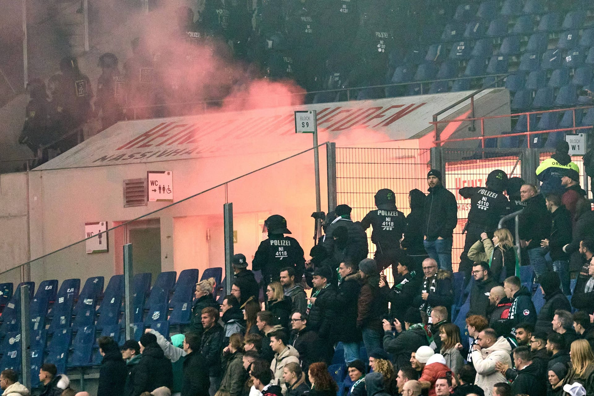 Fans von Eintracht Braunschweig zuenden Pyrotechnik und Boeller beim Spiel gegen Hannover 96 im November: Die Böller wurden in Aufgänge und auf Sitzreihen geworfen.