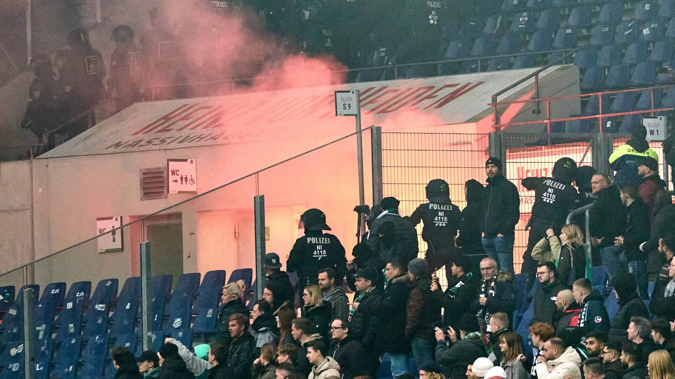 Fans von Eintracht Braunschweig zuenden Pyrotechnik und Boeller beim Spiel gegen Hannover 96 im November: Die Böller wurden in Aufgänge und auf Sitzreihen geworfen.