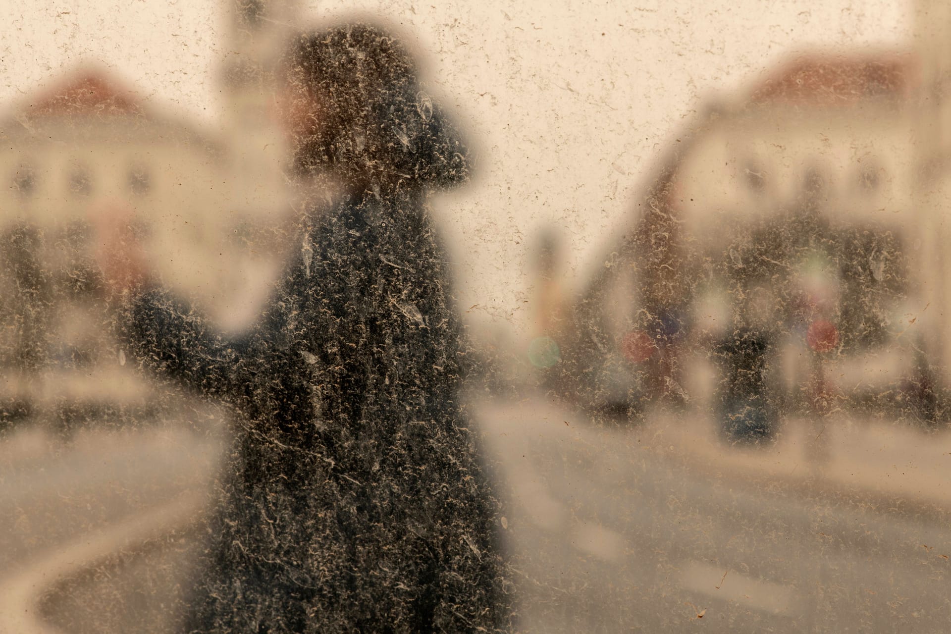 Saharastaub trübt den Blick durch eine Scheibe (Symbolbild): In Köln ist dem Wetterphänomen am Mittwoch zu rechnen.